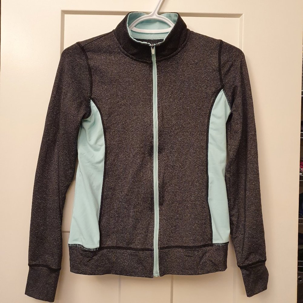 Activewear jacket with thumbholes